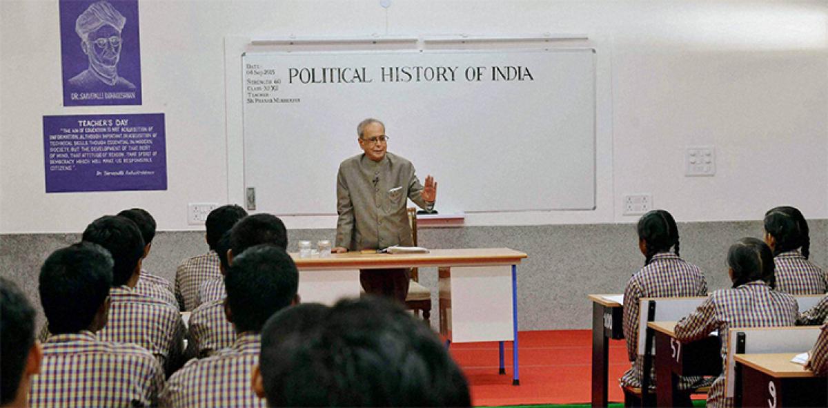 Mukherjee Sir takes class in political history